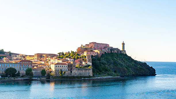 Il faro e Forte Stella a picco sul mare di Portoferraio