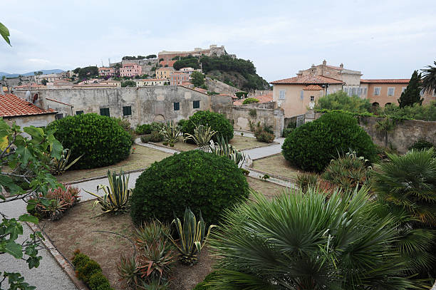 I giardini della Palazzina dei Mulini con la fortezza di Portoferraio sullo sfondo